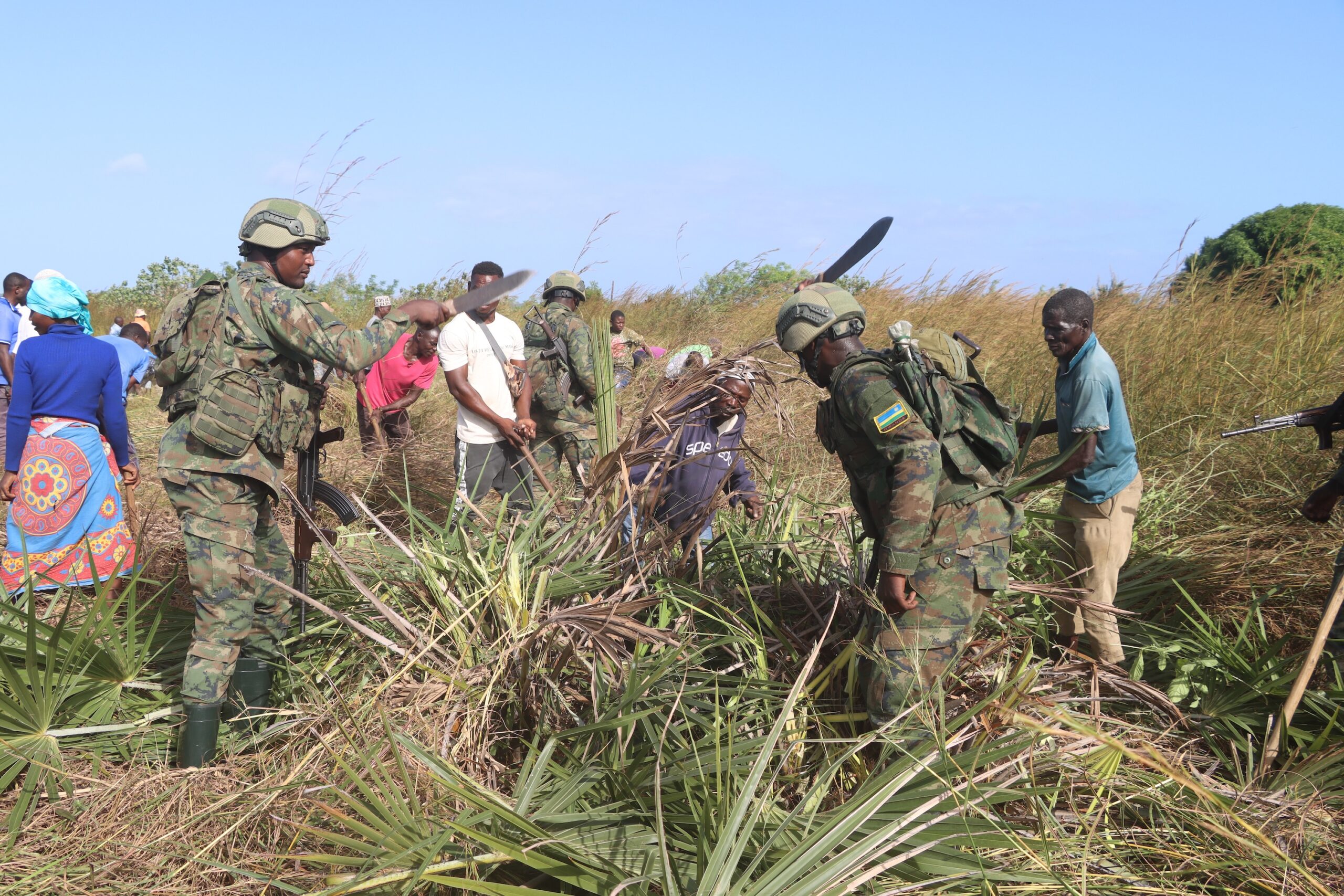 Mozambique:Rwanda security force conducted community work to clean the Mucojo market place.