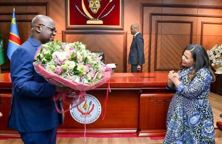 Perezida Felix Antoine Tshisekedi yatanze igihuru (indabo) ku mugore utari uwe.