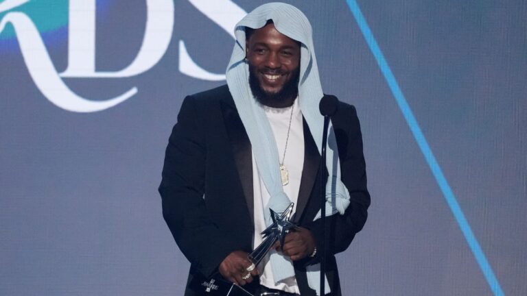 Kendrick Lamar yeretse imbabazi nke abo baribahataniye ibihembo bya BET Awards 2025 (Amafoto)