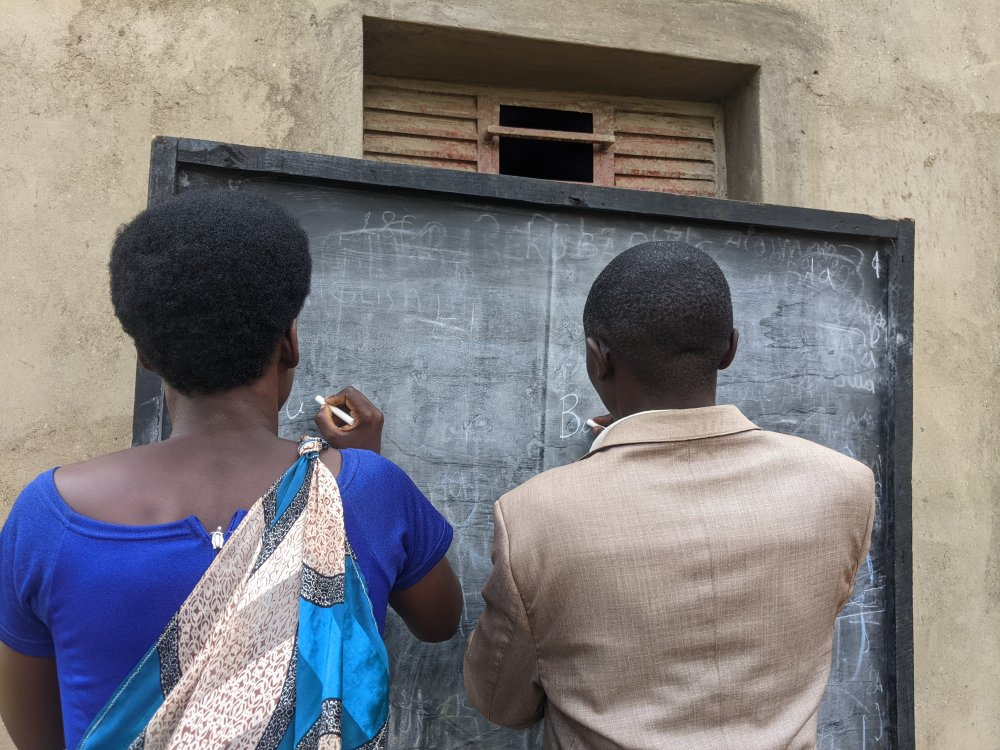 Nyamasheke: Abakuze bigishijwe gusoma no kwandika basaba bagenzi babo kudacikanwa n’amahirwe