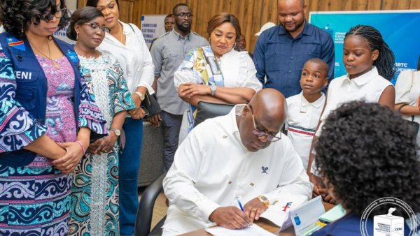 Abagize Umuryango wa Perezida Tshisekedi bakurikiranyweho ubusahuzi bw’amabuye y’agaciro