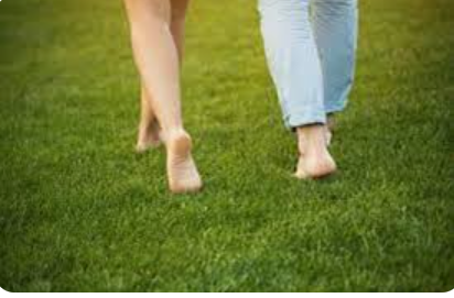 Kugenda mu byatsi wambaye ibirenge, umuco ushobora kuguhindurira ubuzima