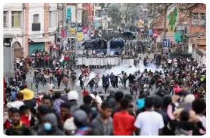 Madagascar, Perezida Rajoelina yahungiye ahantu hataramenyekana, abasirikare biyunze ku baturage, ubutegetsi bwa Rajoelina bugeze mu mazi abira