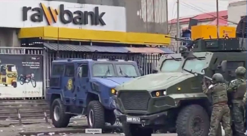 Kinshasa amabandi yitwaje intwaro yateye banki afata bugwate abakozi bayo n’abakiliya