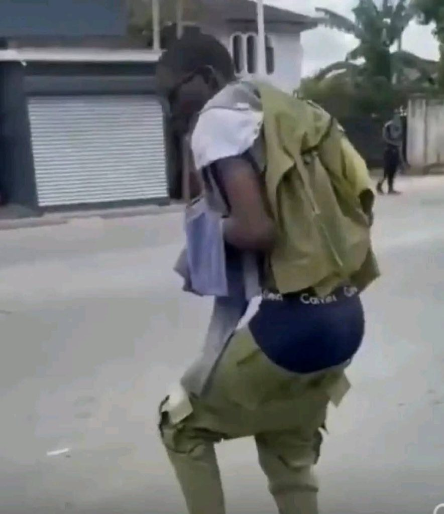 Tanzania abigaragambya bateye station ya Police basahura imyenda yaba police barayambara